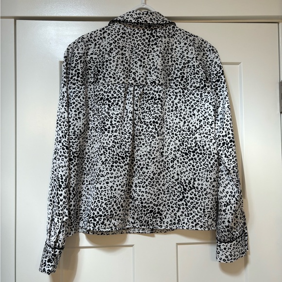 Dynamite Leopard Cropped Blouse 🐆 - Picture 2 of 10